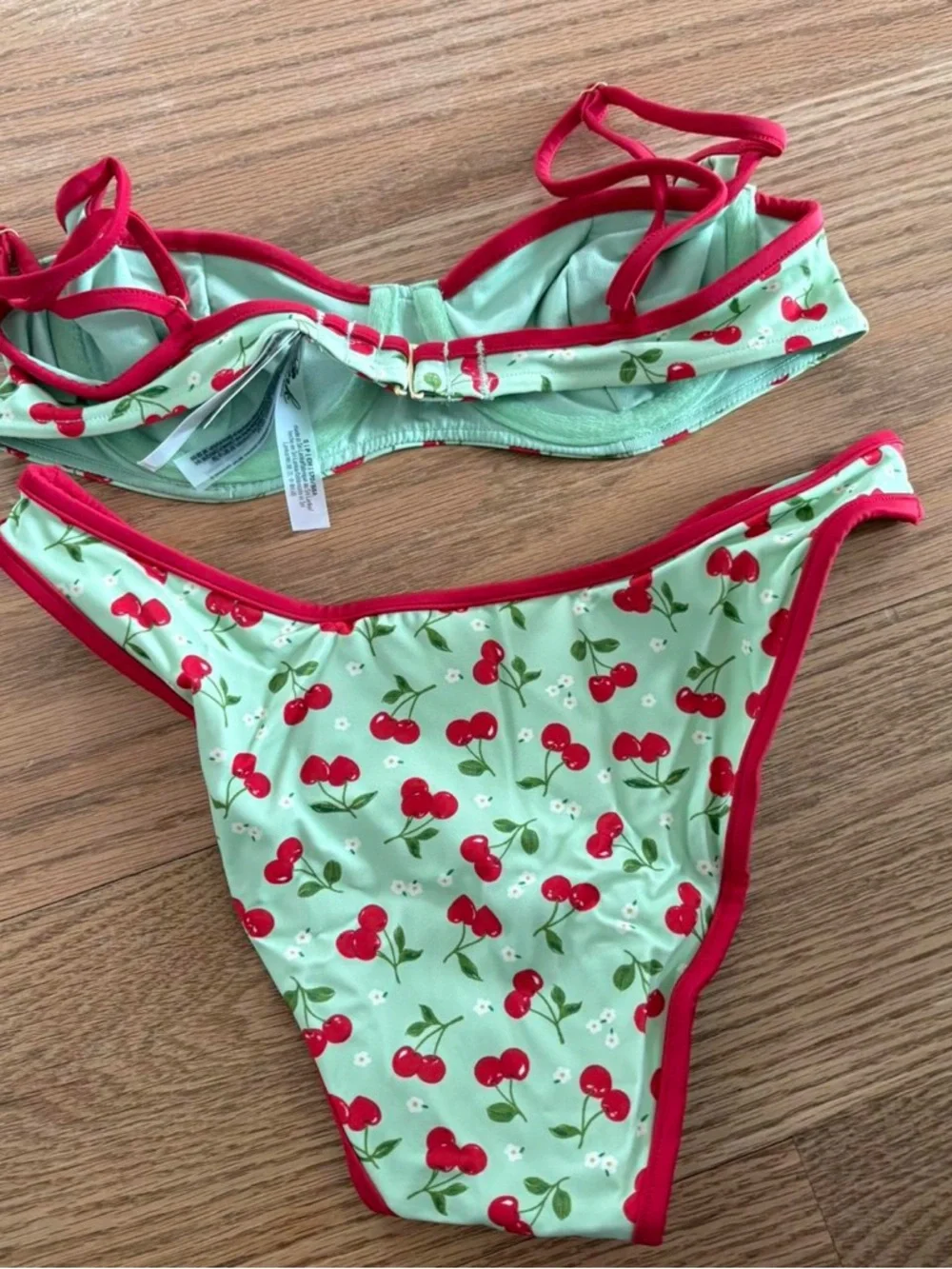 Frankie’s bikinis set 🍒
